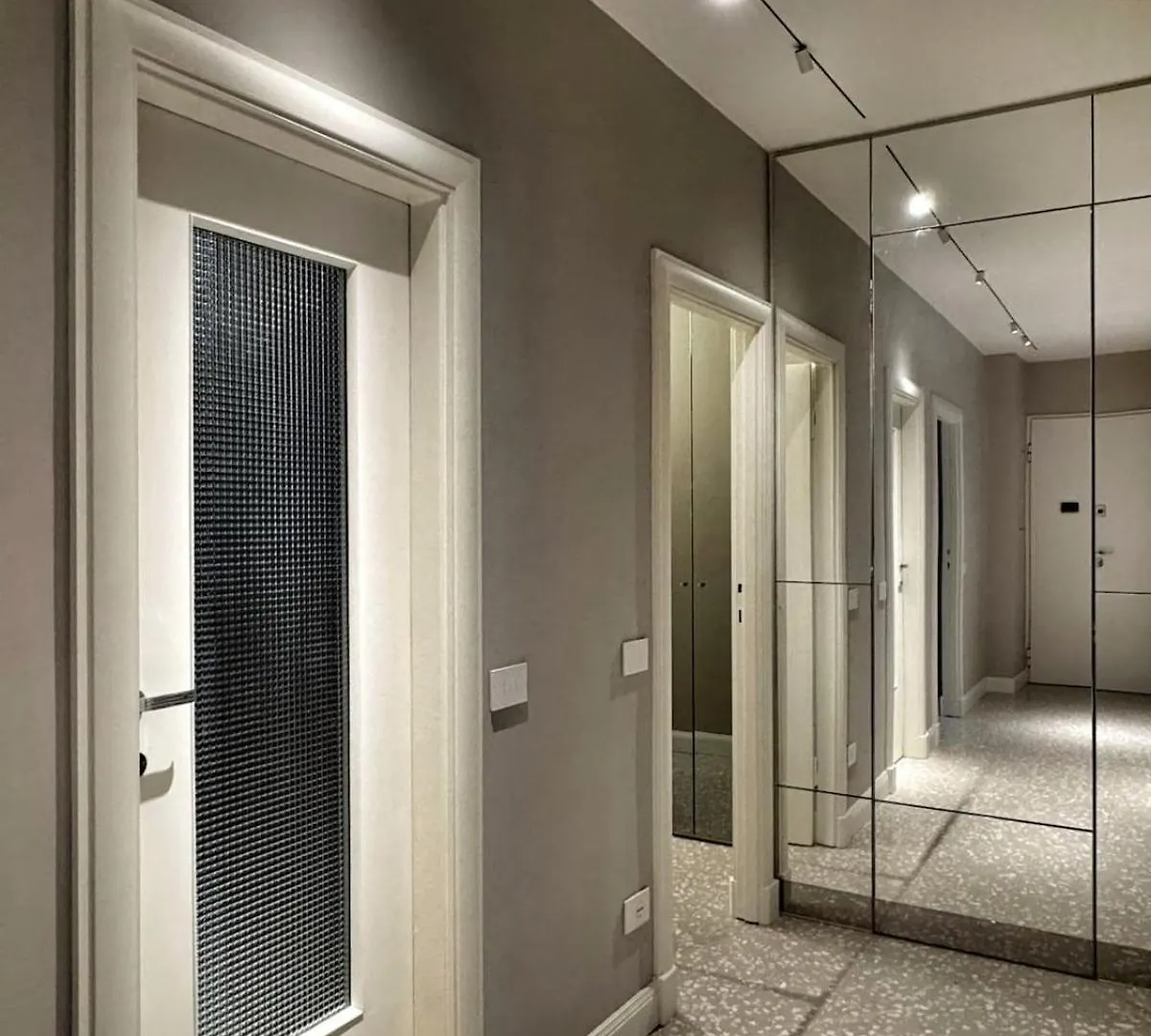 Modern Two-Room Apartment via Lambrate, 13 - Mirable PM Milan Italy